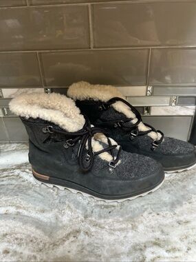 Sorel Sneakchic Alpine Holiday Boots sz 7 Shearling Booties Black Gray wedge